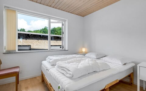 Jonce - 800M from the Sea: Hout, Slaapkamer, Bed, Interieur Ontwerp, Plafond, Verdieping, Flooring, Bedding, Bed Frame, Kamer