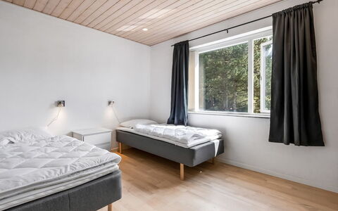 Jonce - 800M from the Sea: Hout, Plafond, Verdieping, Slaapkamer, Bedding, Bed, Hardwood, Houten Vloer, Laken