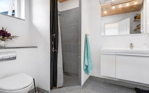 Jonce - 800M from the Sea: Loodgieterswerkinrichting, Flooring, Interieur Ontwerp, Wastafel, Badkamer, Verdieping, Kraan, Badkamerkast, Wastafel In De Badkamer, Plafond