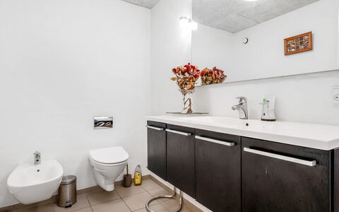 Jonce - 800M from the Sea: Wastafel In De Badkamer, Wastafel, Loodgieterswerkinrichting, Flooring, Badkamer, Muur, Interieur Ontwerp, Verdieping, Badkamerkast, Kraan