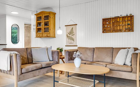 Nicklas - 250M from the Sea: Flooring, Meubilair, Hout, Verdieping, Interieur Ontwerp, Bankstel, Woonkamer, Huis, Houten Vloer, Kamer