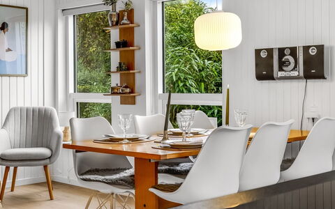 Nicklas - 250M from the Sea: Meubilair, Interieur Ontwerp, Tafel, Flooring, Hout, Lichte Inrichting, Stoel, Verlichting, Eetkamer, Verdieping