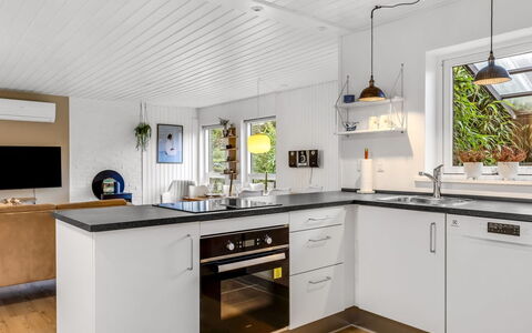 Nicklas - 250M from the Sea: Keuken, Toestel Van De Keuken, Countertop, Flooring, Major Appliance, Interieur Ontwerp, Hout, Cabinetry, Plafond, Huishoudapparatuur