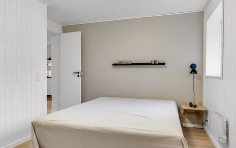 Nicklas - 250M from the Sea: Meubilair, Interieur Ontwerp, Muur, Flooring, Verdieping, Bed, Hout, Slaapkamer, Plafond, Kamer