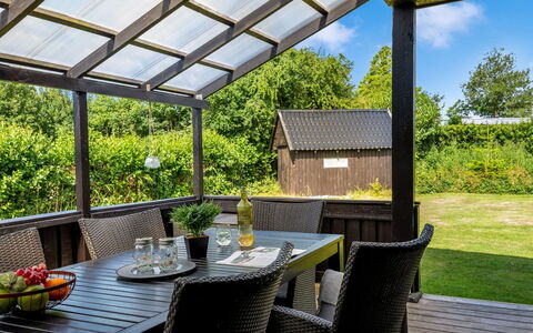 Nicklas - 250M from the Sea: Dak, Huis, Land Lot, Huis, Verblijf, Landgoed, Garden Gebouwen, Schaduw, Blokhut, Landscaping