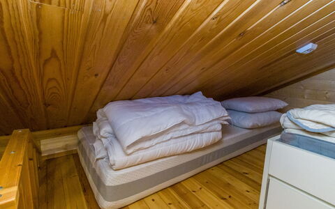 Riekkola: Verdieping, Flooring, Interieur Ontwerp, Hout, Slaapkamer, Plafond, Bed, Meubilair, Houten Vloer, Verlichting