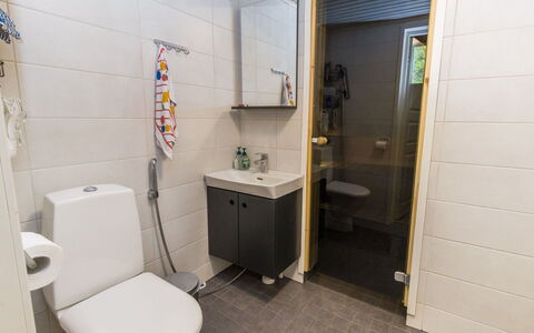 Riekkola: Wc Bril, Toilet, Flooring, Loodgieterswerkinrichting, Verdieping, Badkamer, Hout, Interieur Ontwerp, Wastafel, Wastafel In De Badkamer