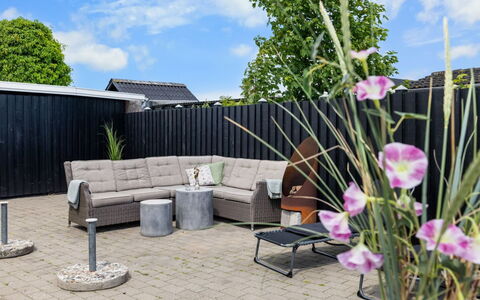 Daya - 75M from the Sea: Verblijf, Backyard, Werf, Garden Gebouwen, Schuur, Siding, Buitenmeubels, Blokhut, Outdoor Structuur, Keet