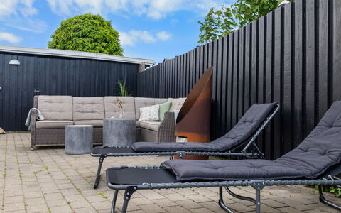 Daya - 75M from the Sea: Verblijf, Backyard, Werf, Garden Gebouwen, Schuur, Siding, Buitenmeubels, Blokhut, Outdoor Structuur, Keet