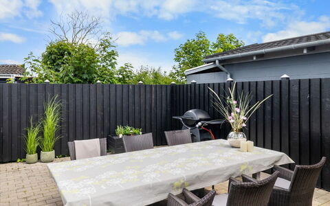 Daya - 75M from the Sea: Verblijf, Backyard, Werf, Garden Gebouwen, Schuur, Siding, Buitenmeubels, Blokhut, Outdoor Structuur, Keet