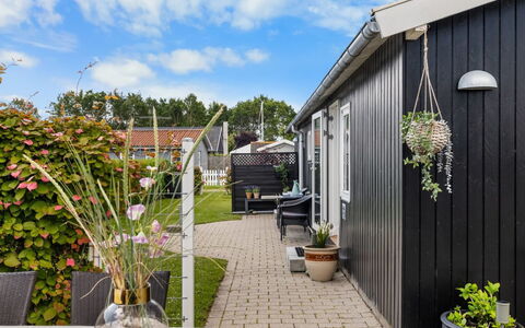 Daya - 75M from the Sea: Verblijf, Backyard, Werf, Garden Gebouwen, Schuur, Siding, Buitenmeubels, Blokhut, Outdoor Structuur, Keet