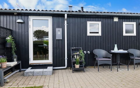 Daya - 75M from the Sea: Verblijf, Backyard, Werf, Garden Gebouwen, Schuur, Siding, Buitenmeubels, Blokhut, Outdoor Structuur, Keet
