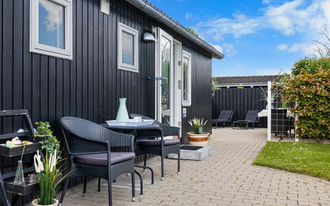 Daya - 75M from the Sea: Verblijf, Backyard, Werf, Garden Gebouwen, Schuur, Siding, Buitenmeubels, Blokhut, Outdoor Structuur, Keet