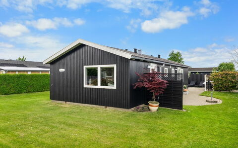 Daya - 75M from the Sea: Verblijf, Backyard, Werf, Garden Gebouwen, Schuur, Siding, Buitenmeubels, Blokhut, Outdoor Structuur, Keet