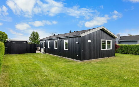 Daya - 75M from the Sea: Verblijf, Backyard, Werf, Garden Gebouwen, Schuur, Siding, Buitenmeubels, Blokhut, Outdoor Structuur, Keet