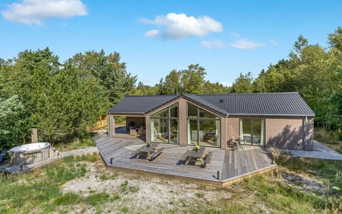 Aarthi - 575M from the Sea: Verblijf, Backyard, Werf, Garden Gebouwen, Schuur, Siding, Buitenmeubels, Blokhut, Outdoor Structuur, Keet