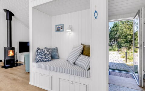 Aarthi - 575M from the Sea: Verblijf, Backyard, Werf, Garden Gebouwen, Schuur, Siding, Buitenmeubels, Blokhut, Outdoor Structuur, Keet