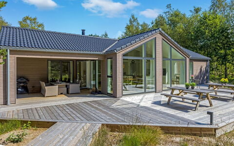 Aarthi - 575M from the Sea: Verblijf, Backyard, Werf, Garden Gebouwen, Schuur, Siding, Buitenmeubels, Blokhut, Outdoor Structuur, Keet
