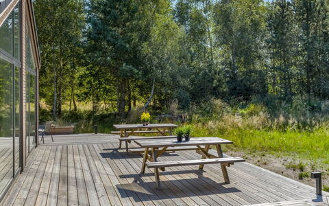 Aarthi - 575M from the Sea: Verblijf, Backyard, Werf, Garden Gebouwen, Schuur, Siding, Buitenmeubels, Blokhut, Outdoor Structuur, Keet