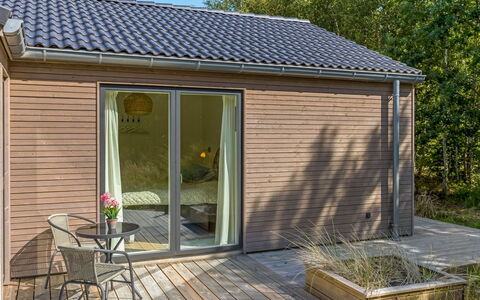 Aarthi - 575M from the Sea: Verblijf, Backyard, Werf, Garden Gebouwen, Schuur, Siding, Buitenmeubels, Blokhut, Outdoor Structuur, Keet