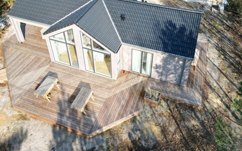 Aarthi - 575M from the Sea: Verblijf, Backyard, Werf, Garden Gebouwen, Schuur, Siding, Buitenmeubels, Blokhut, Outdoor Structuur, Keet