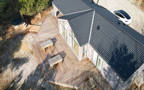 Aarthi - 575M from the Sea: Verblijf, Backyard, Werf, Garden Gebouwen, Schuur, Siding, Buitenmeubels, Blokhut, Outdoor Structuur, Keet