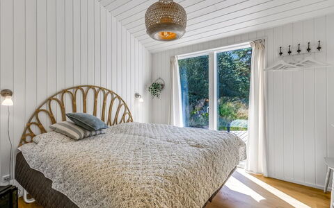 Aarthi - 575M from the Sea: Bed, Slaapkamer, Bedding, Interieur Ontwerp, Laken, Hout, Plafond, Meubilair, Flooring, Linens