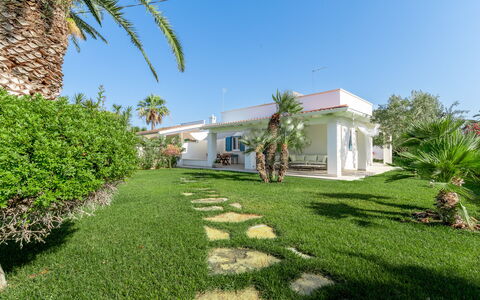 Villa Azzurra Monticelli: Struik, Woongebied, Tuin, Landgoed, Landscaping, Schaduw, Hacienda, Gazon, Toevlucht