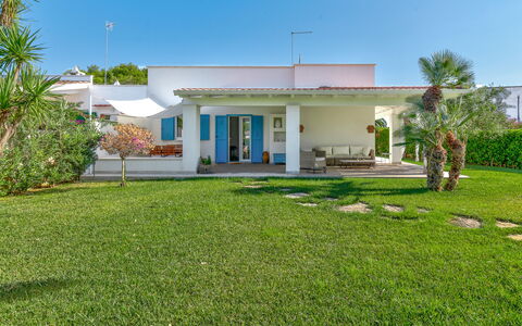 Villa Azzurra Monticelli: Struik, Tuin, Landgoed, Schaduw, Landscaping, Gazon, Hacienda, Villa, Werf
