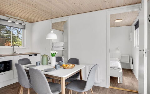 Brun - 900M from the Sea: Verblijf, Backyard, Werf, Garden Gebouwen, Schuur, Siding, Buitenmeubels, Blokhut, Outdoor Structuur, Keet