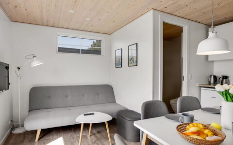 Brun - 900M from the Sea: Verblijf, Backyard, Werf, Garden Gebouwen, Schuur, Siding, Buitenmeubels, Blokhut, Outdoor Structuur, Keet