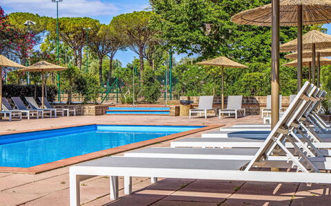 Capalbio 649: Buitenmeubels, Toevlucht, Schaduw, Zwembad, Eco Hotel, Vrije Tijd, Ligstoel, Landscaping, Stoel, Hardwood