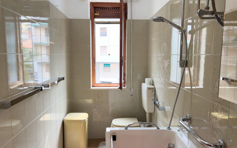 Casa Francy - Arma Di Taggia: Badkamer, Loodgieterswerkinrichting, Flooring, Interieur Ontwerp, Verdieping, Kraan, Loodgieter, Toilet, Wastafel, Tegel