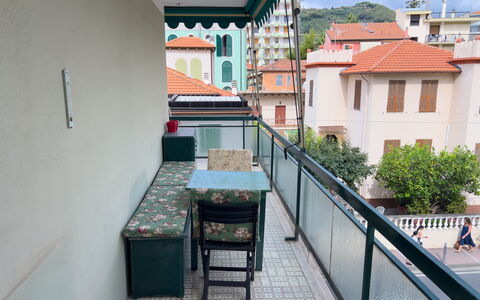 Casa Francy - Arma Di Taggia: Balkon, Schaduw, Hek, Leuning, Buitenmeubels, Stoel, Veranda, Kamerplant, Buitentafel, Baluster