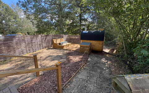 Hever Luxury Dome: Hout, Tuin, Backyard, Hek, Landscaping, Werf, Home Schermen, Hardwood, Gang, Timmerhout