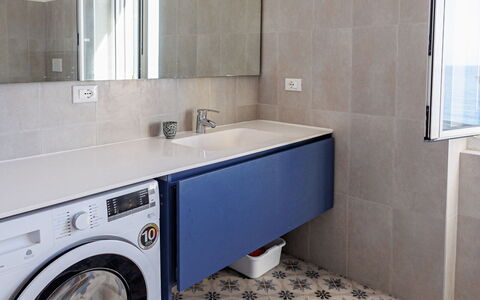 Newly Renovated Ocean View Flat: Wasmachine, Flooring, Verdieping, Wasdroger, Wasruimte, Loodgieterswerkinrichting, Interieur Ontwerp, Tegel, Badkamer, Samengesteld Materiaal