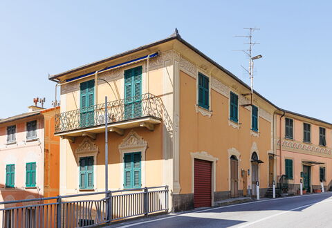 Newly Renovated Ocean View Flat: Muur, Gebouw, Venster, Facade, Buurt,  Dorf\, Woongebied, Huis, Menselijke Nederzetting, Stedelijk Ontwerp