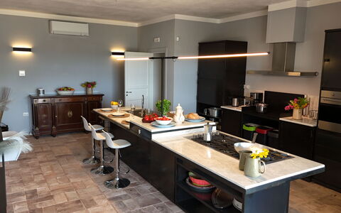 Villa Sassinoro: Meubilair, Keuken, Countertop, Interieur Ontwerp, Flooring, Cabinetry, Hout, Toestel Van De Keuken, Lichte Inrichting, Verlichting