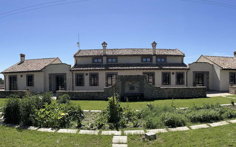 Villa Sassinoro: Gebouw, Venster, Huis, Huis, Dak, Architectuur, Facade, Woongebied, Verblijf, Landgoed
