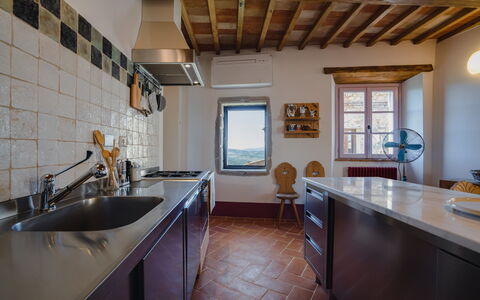Mensano Old Town Apartment: Muur, Flooring, Keuken, Hout, Interieur Ontwerp, Countertop, Huis, Verdieping, Plafond, Meubilair