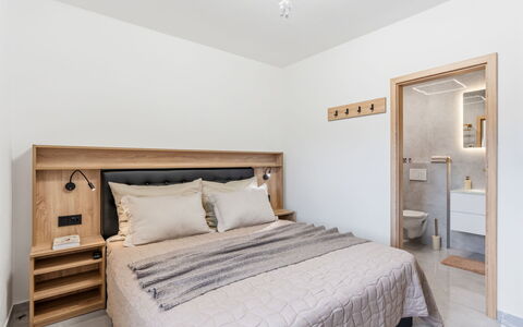Party & Friends & Pool Villa: Meubilair, Bed, Interieur Ontwerp, Slaapkamer, Flooring, Muur, Verdieping, Hout, Kamer, Bedding
