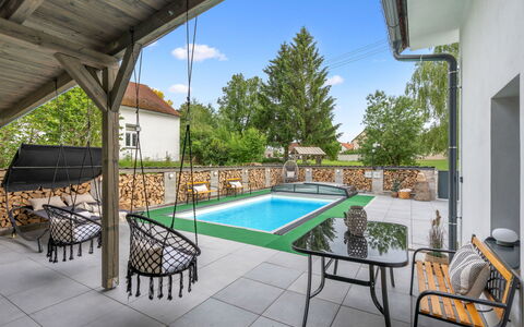 Party & Friends & Pool Villa: Zwembad, Woongebied, Toevlucht, Meubilair, Huis, Buitenmeubels, Schaduw, Landgoed, Tuin, Backyard