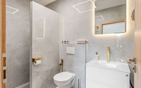 Party & Friends & Pool Villa: Flooring, Interieur Ontwerp, Verdieping, Loodgieterswerkinrichting, Spiegel, Loodgieter, Badkamer, Plafond, Lichte Inrichting, Kraan