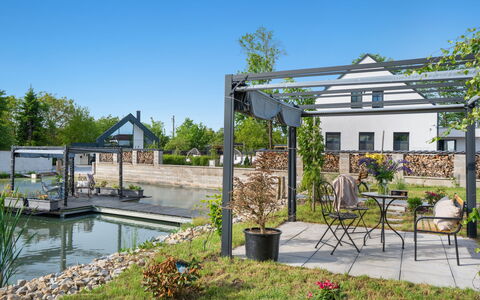 Party & Friends & Pool Villa: Tuin, Schaduw, Outdoor Structuur, Landscaping, Eco Hotel, Dek, Pergola, Landgoed, Ontwerp, Werf