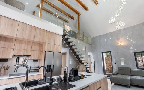 Party & Friends & Pool Villa: Flooring, Interieur Ontwerp, Plafond, Verdieping, Meubilair, Countertop, Keuken, Lichte Inrichting, Appartement, Stoel