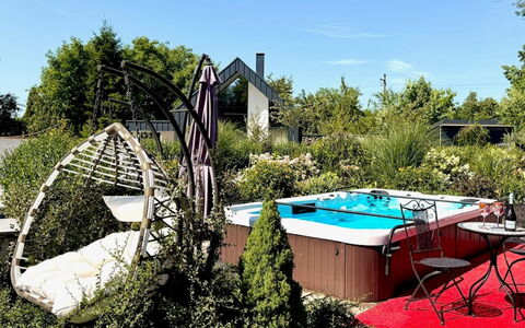 Luxury Palace with Swimming Spa&Jacuzzi: Tuin, Zwembad, Buitenmeubels, Struik, Meubilair, Paraplu, Stoel, Backyard, Toevlucht, Landscaping