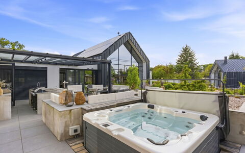 Luxury Palace with Swimming Spa&Jacuzzi: Zwembad, Toevlucht, Samengesteld Materiaal, Schaduw, Eco Hotel, Buitenmeubels, Patio, Binnenplaats, Ontwerp, Stoel
