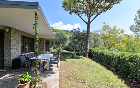 Villa Anna: Huis, Huis, Dak, Verblijf, Struik, Siding, Landgoed, Boerderij, Tuin, Landscaping