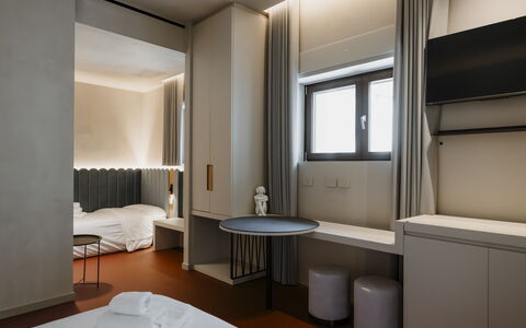Deb&spa: Interieur Ontwerp, Plafond, Slaapkamer, Bed, Bed Frame, Bedding, Hotel, Lichte Inrichting, Gordijn, Laken