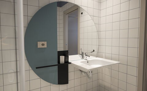 Deb&spa: Loodgieterswerkinrichting, Loodgieter, Badkamer, Tegel, Wastafel, Spiegel, Kraan, Wastafel In De Badkamer